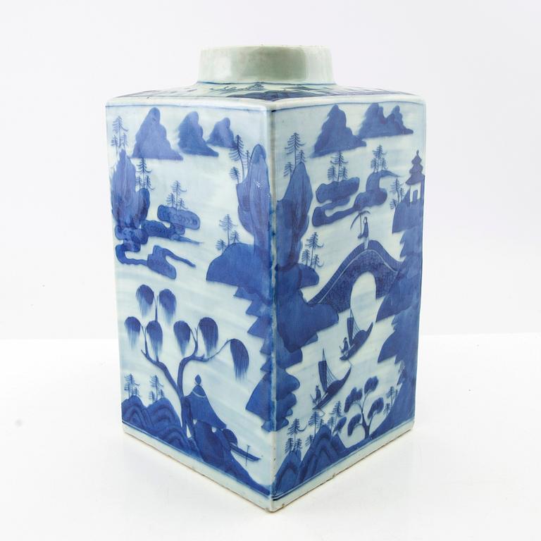 A large tea caddy, China, 19th century.