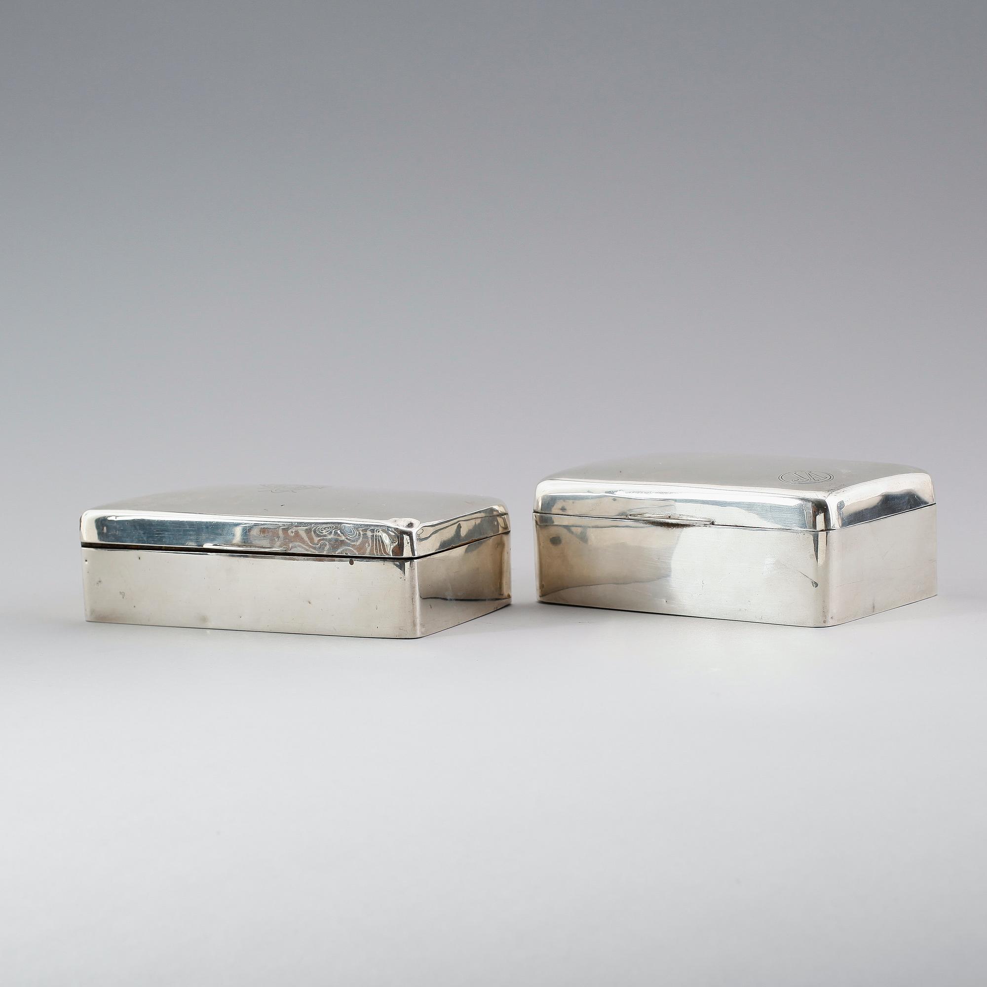 CIGARETTSKRIN, 2 st, silver, England, 1900-talets första hälft. Vikt med inredning ca 890 gram.