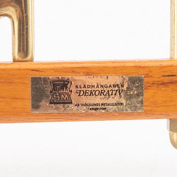 Klädhängare, ett par, "Dekorativ", Skoglunds metallgjuteri, Anderstorp, 1900-talets mitt.