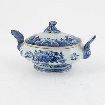 A Chinese bluen and white export porcealin sauce tureen with cover, Qing dynasty, Qianlong (1736-96).