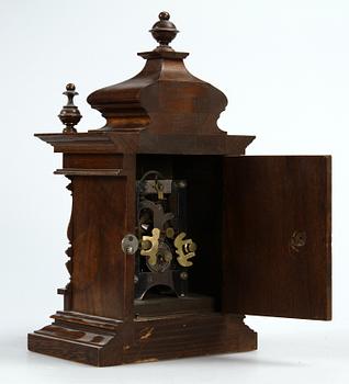 BORDSUR, nyrenässans. Urverk märkt Junghans. 1800/1900-tal.