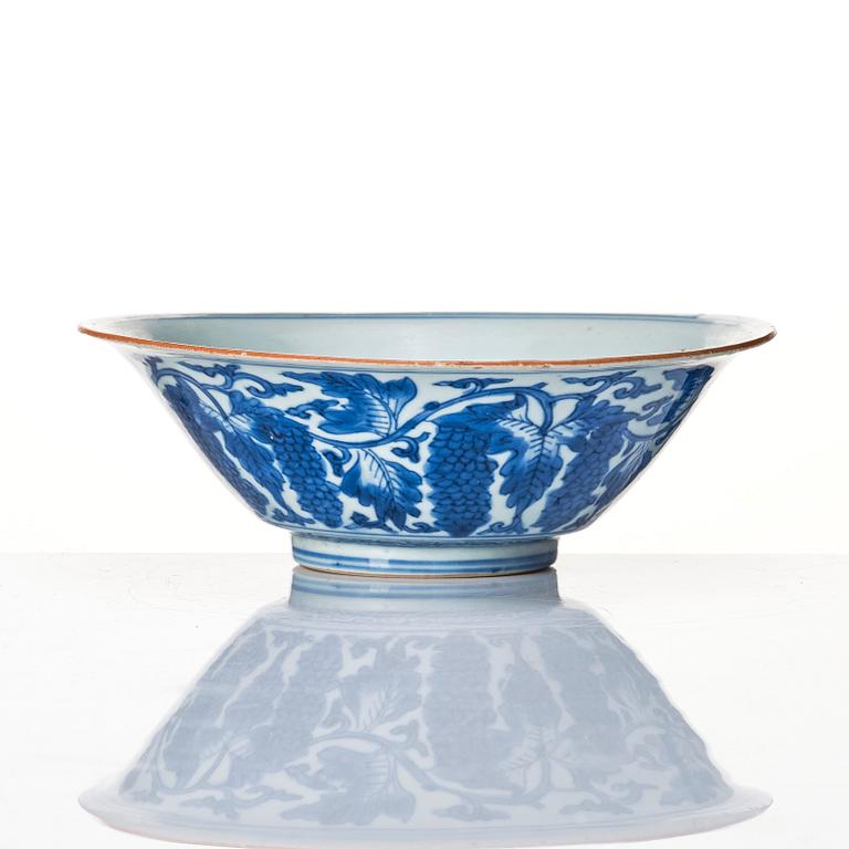 A blue and white bowl, Transition, 17th century.