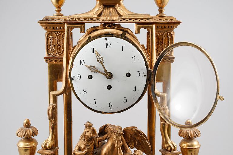 BORDSPENDYL, Louis XVI-stil, 1800-talets första del.