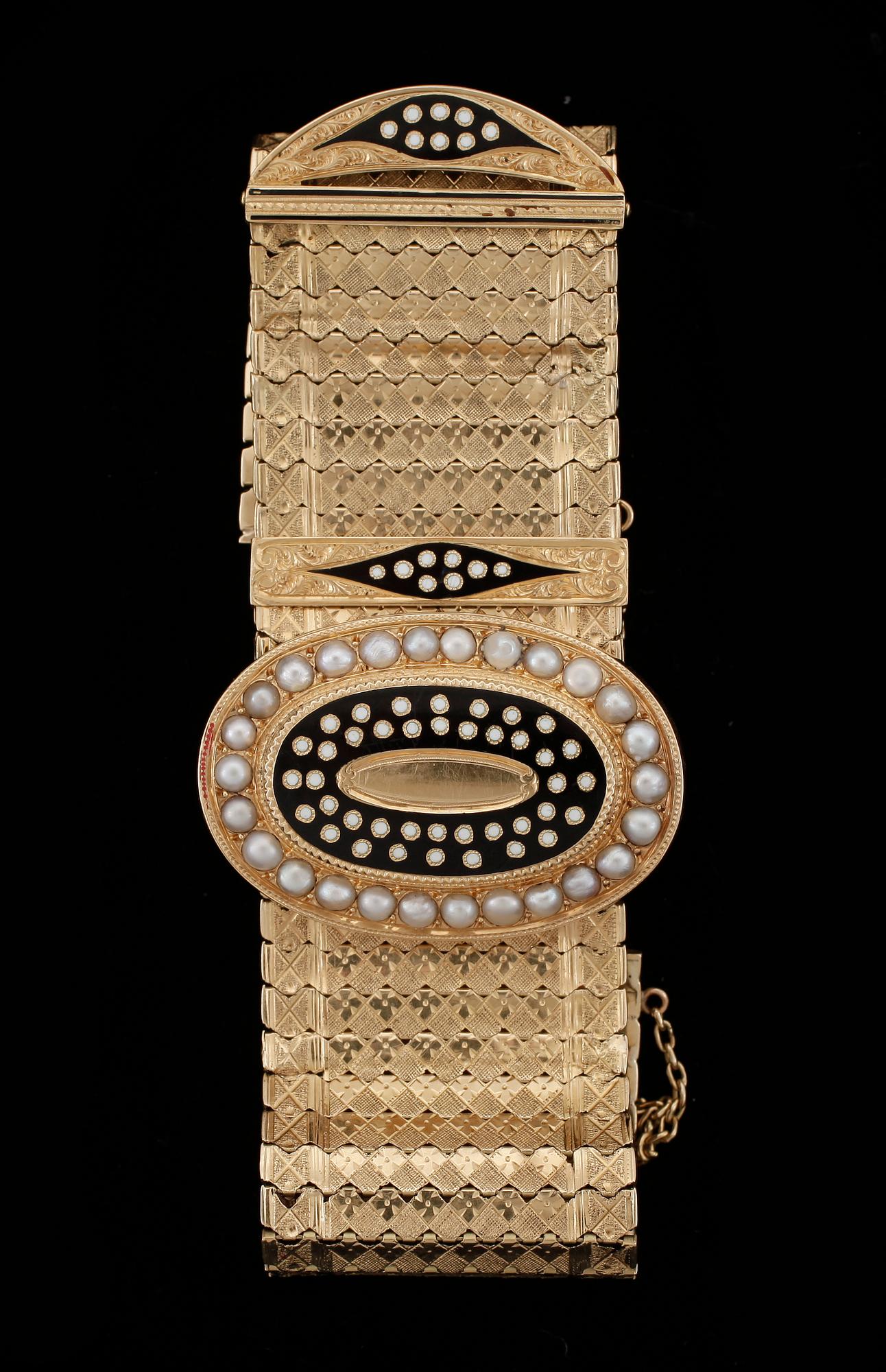 ARMBAND, 18k guld med emalj och seedpärlor. Vikt 46g.