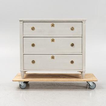 A painted Gustavian style chest of drawers. 20th Century.