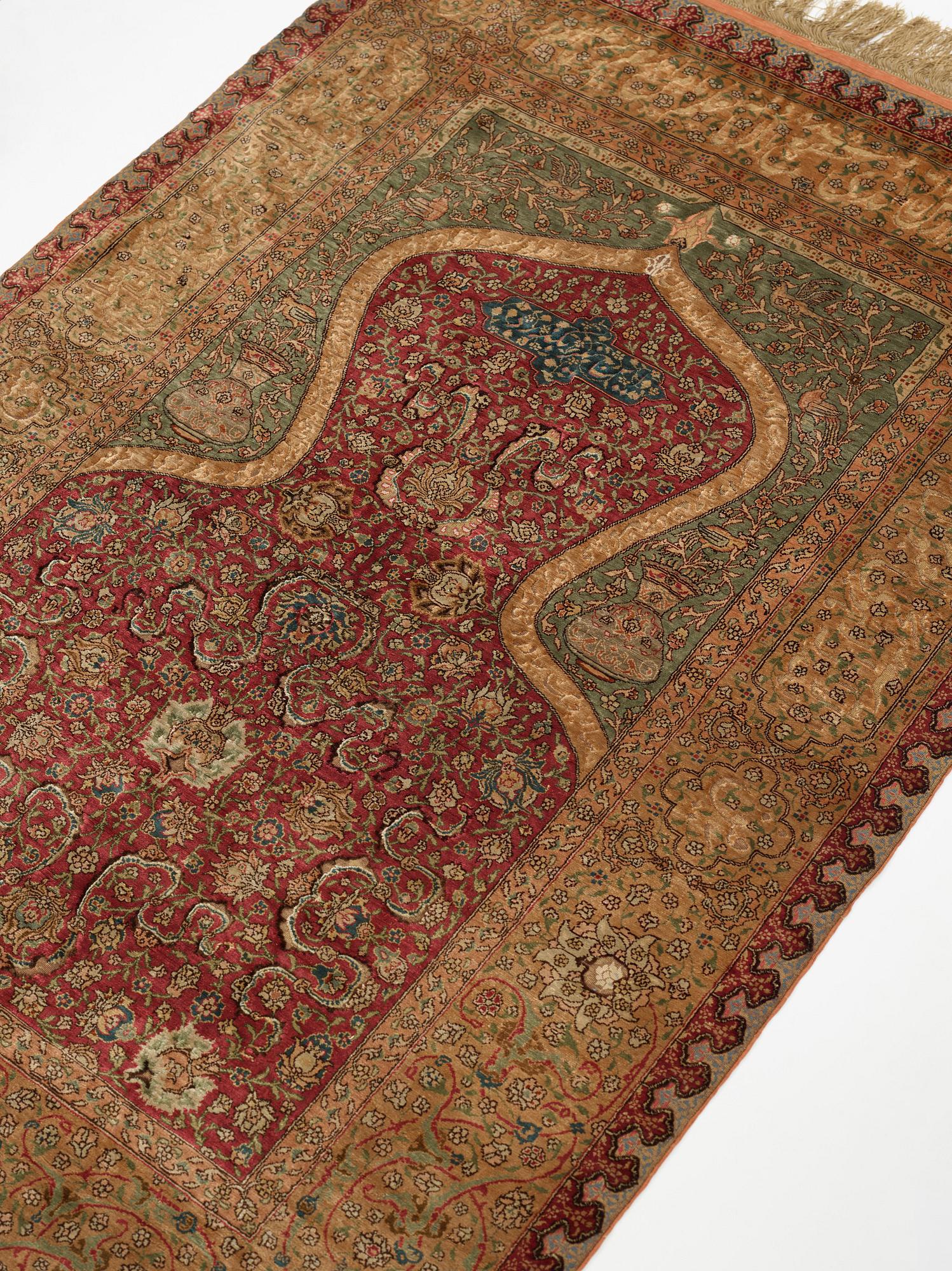 Matta, antik silke Kum Kapi med metallbroschering, Istanbul omkring 1910, "Sultan's Head Prayer" design.
