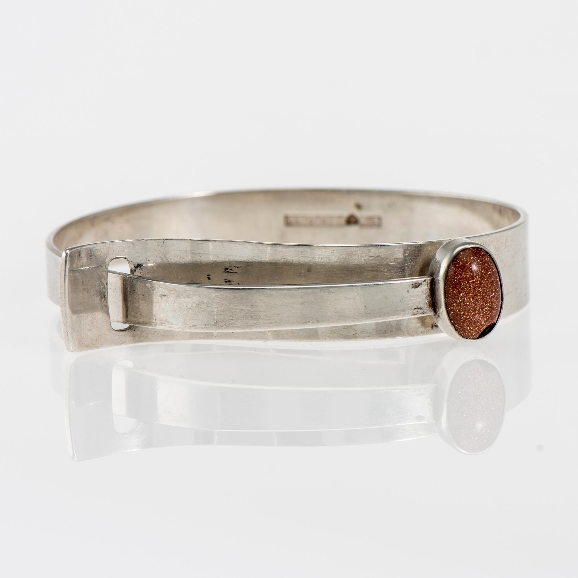 ARMBAND, silver 813, syntetisk solsten. Kupittaan Kulta 1961. Vikt ca 26,8 g.
