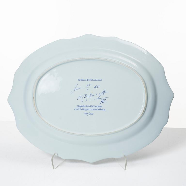 Rörstrand, A porcelain tureen with lid and a platter, after an original from 1758 and 1760, Rörstrand, Sweden, 1970's.