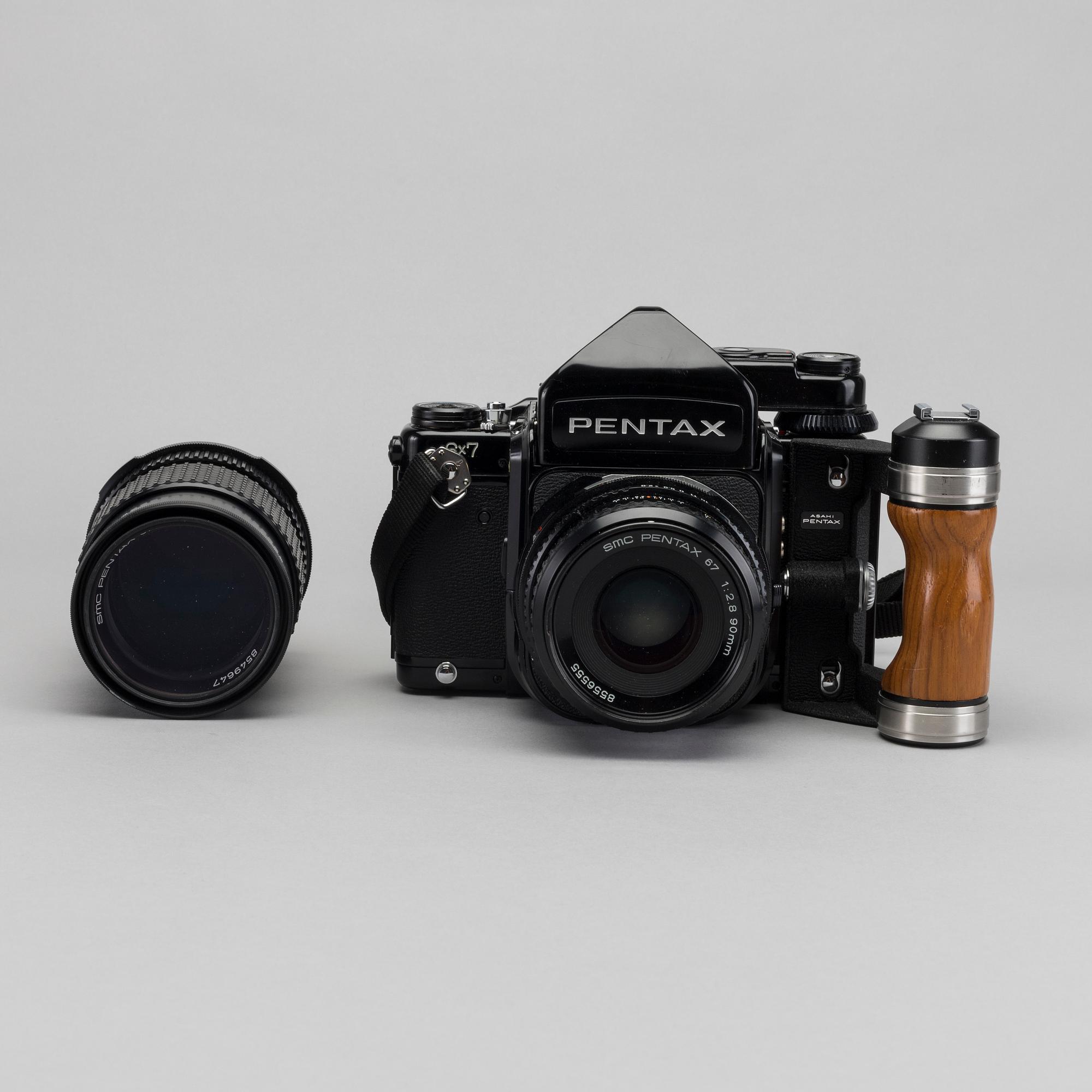KAMERA, PENTAX 6x7, objektiv 165 mm, 90 mm samt kameraväska, Billingham. 1900-talets fjärde kvartal.