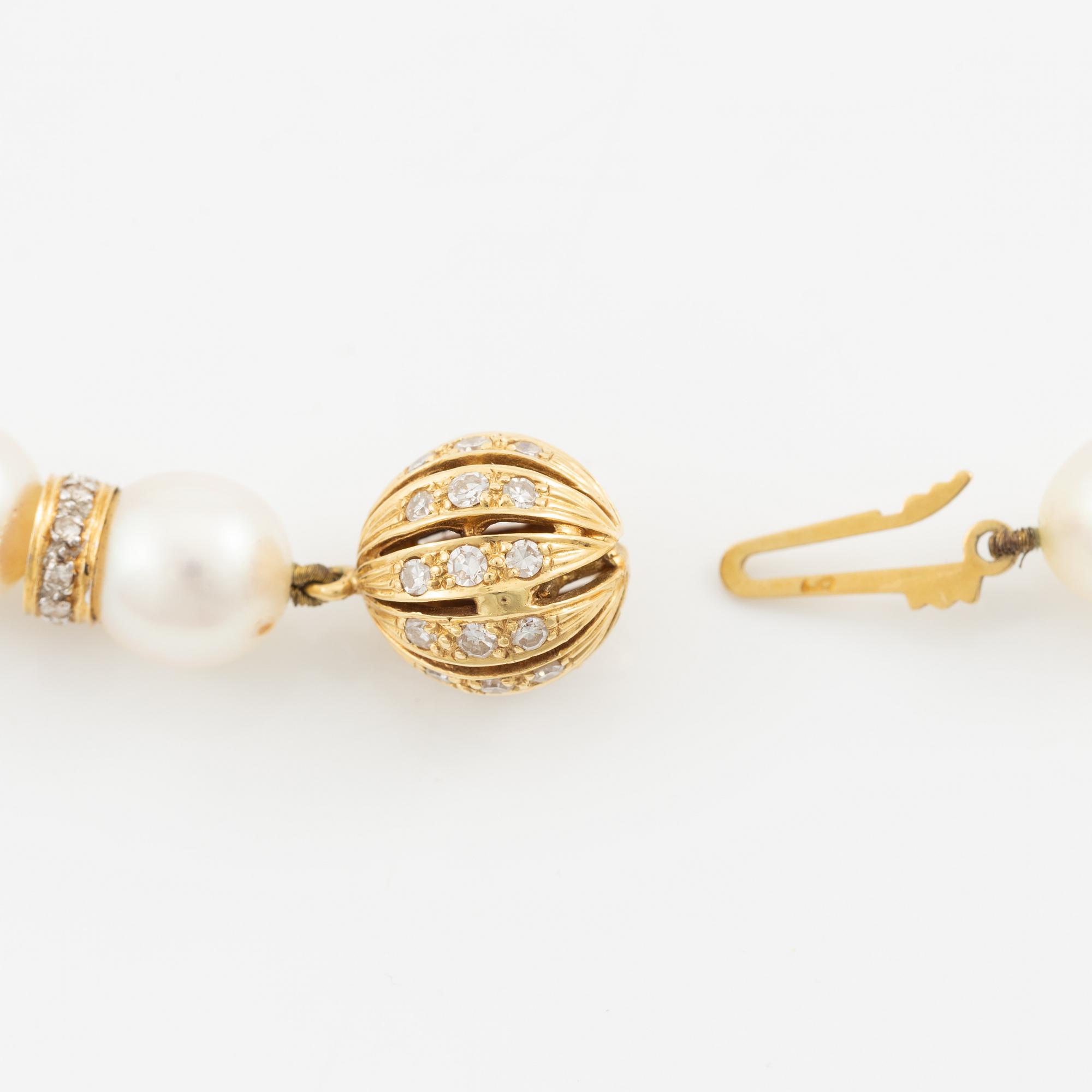 Necklace of cultured pearls, clasp in 18K gold set with eight-cut diamond and dividers with round brilliant-cut diamonds.