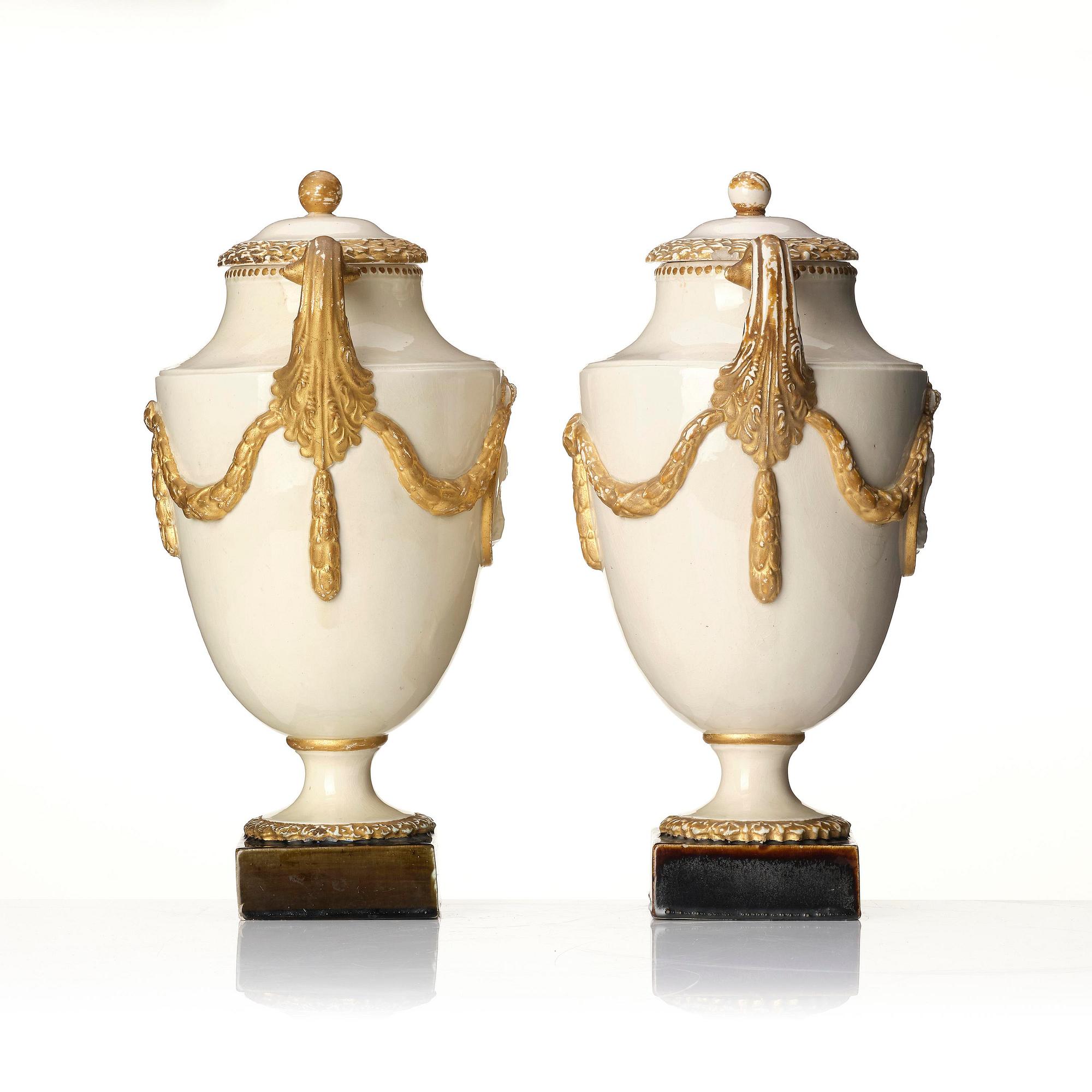 Urnor med lock, ett par, flintgods. Marieberg / Rörstrand, sent 1700-tal.