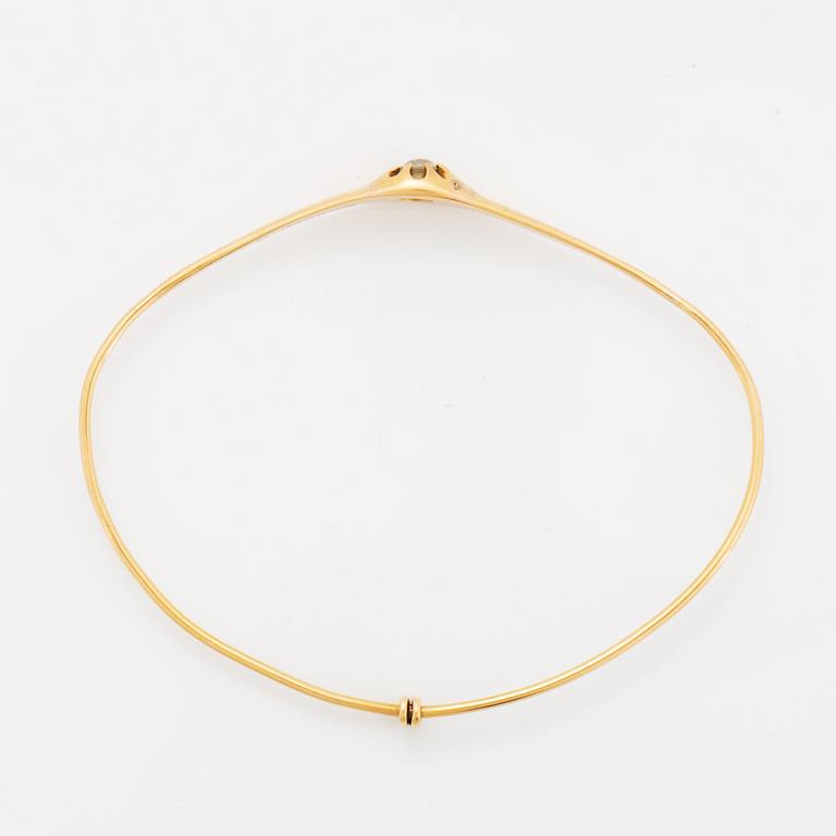 ARMRING, guld med gammalslipad diamant.