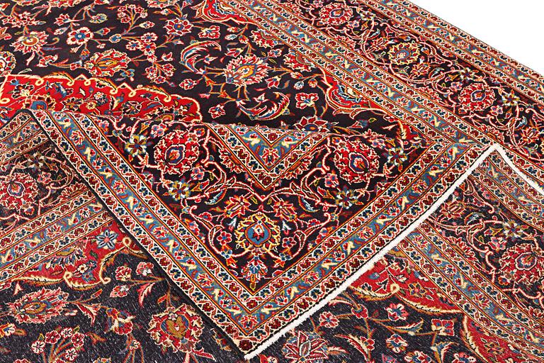 A Keshan carpet, c. 373 x 260 cm.