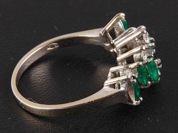 RING, vitguld 18 K, diamanter och smaragder. 1900-talets andra hälft.