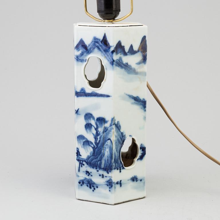 A Chinese porcelain blue and white hat stand, around the year 1900.