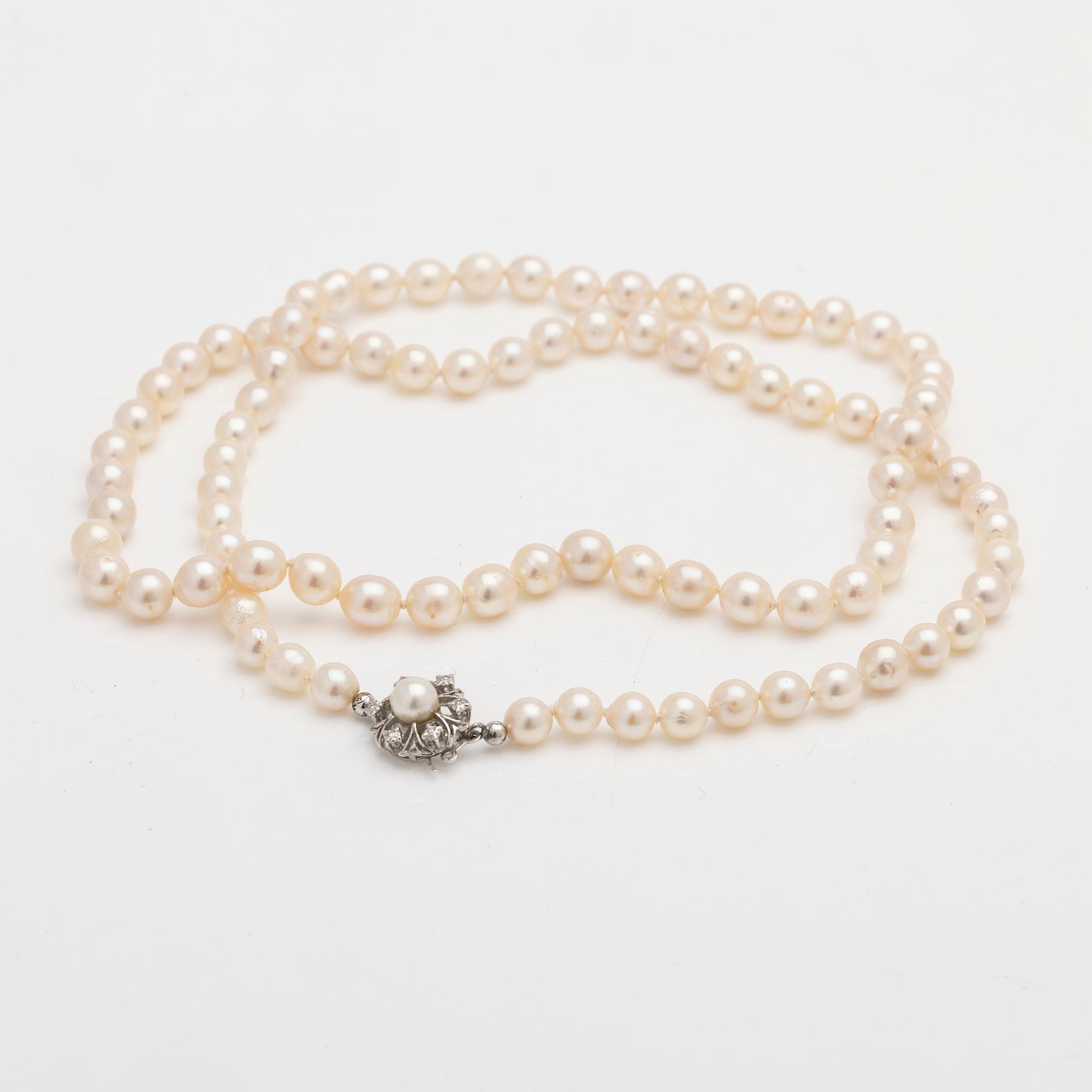 Necklace of cultured pearls, clasp of 18K white gold with diamonds.
