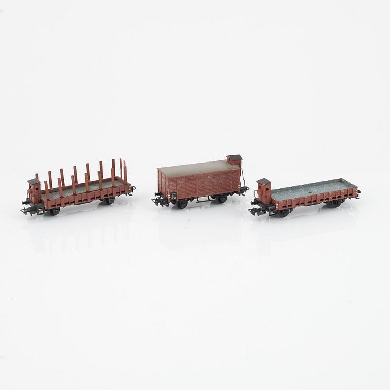 Märklin, two electric locomotives, model 3528 and 3338, and six cargo cars, gauge H0.