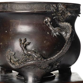 A large bronze censer with cover, Qing dynasty, 19th century.