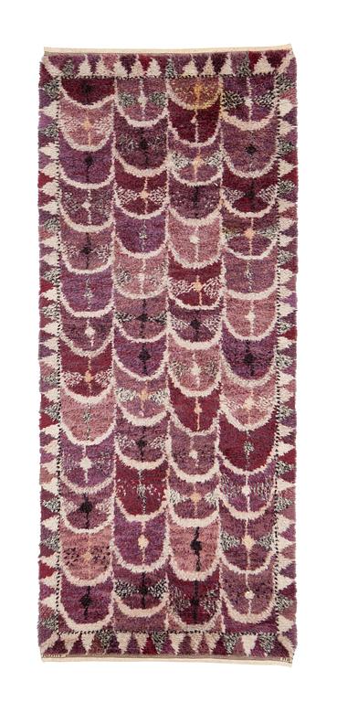Marianne Richter, gallerimatta, "Fjädern, lila", rya, ca 280 x 122 cm. Signerad AB MMF MR.