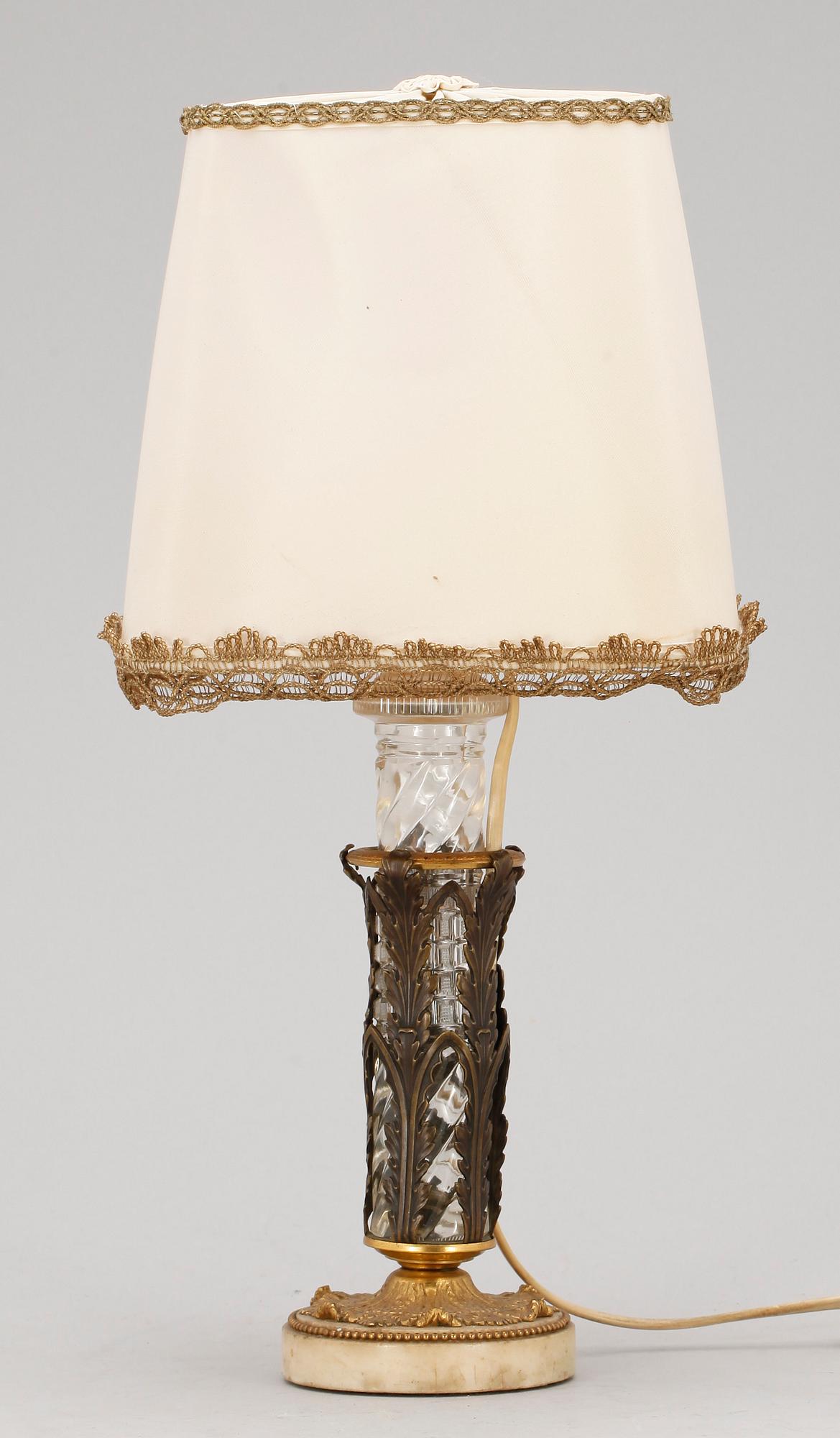 BORDSLAMPA, glas och brons, senempire, 1800-talets mitt.