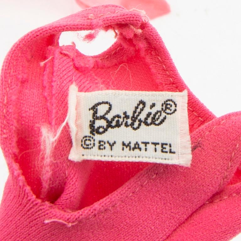 Barbiekläder 8 set. vintage bl a "Satin 'n Rose" Mattel 1964, "Black Magic" Mattel 1964-65.