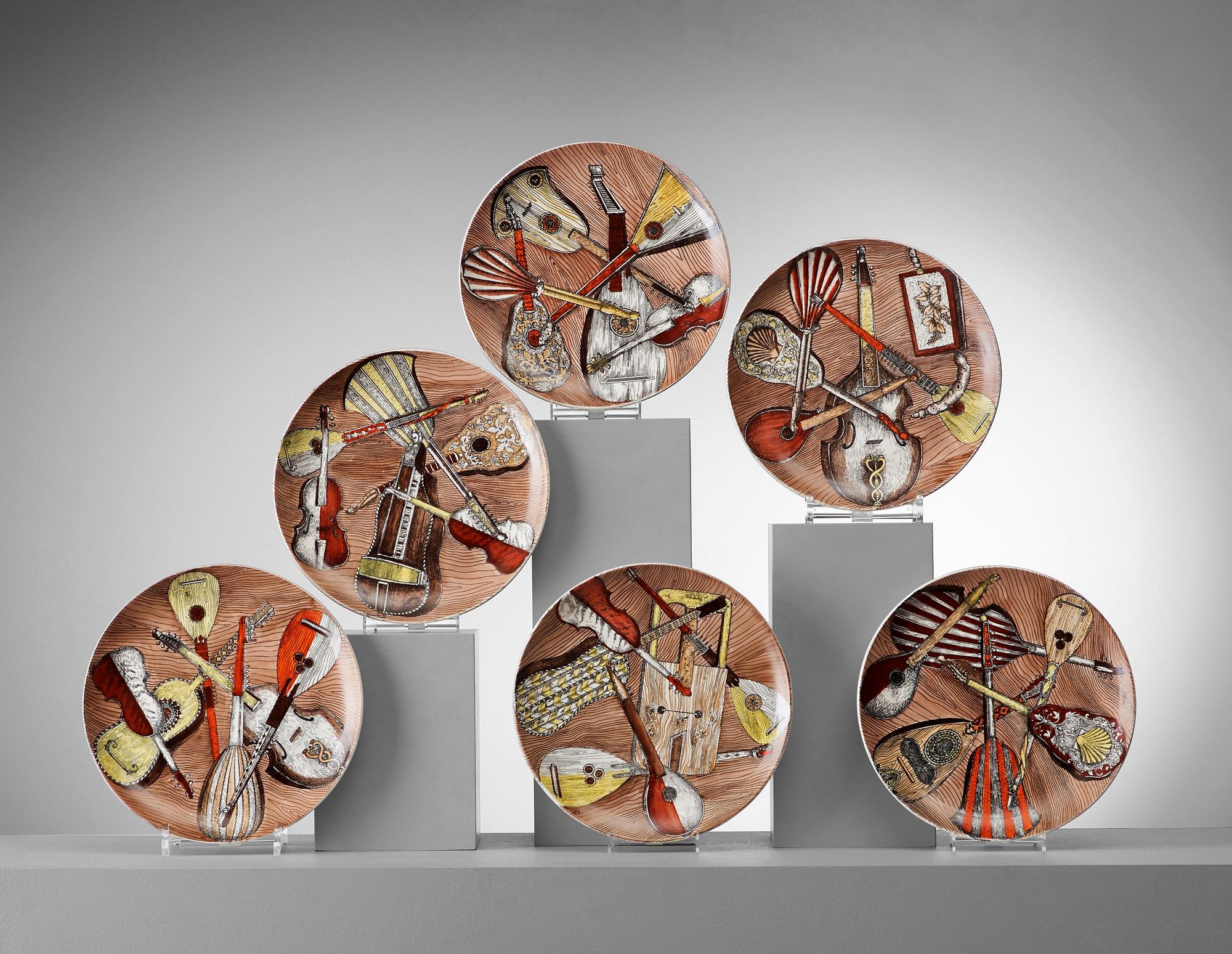 PIERO FORNASETTI, tallrikar, 6 st, "Strumenti Musicali", Milano, Italien.
