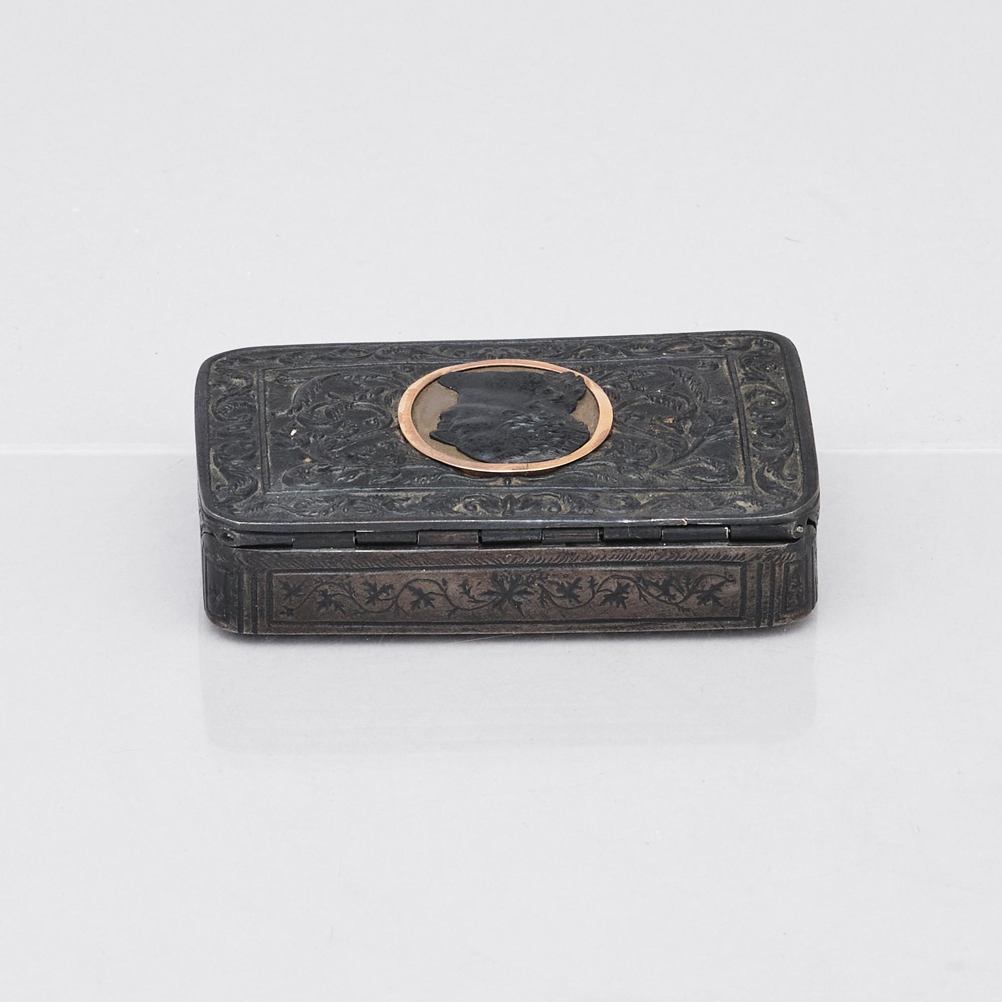 Dosa, gjutjärn med porträttmedaljong. 1800-talets början. Sannolikt föreställande kung Ludvig XVIII. Empire.