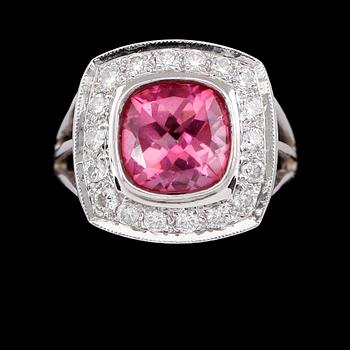 RING, 18 k vitguld, rosa topas ca 3.70 ct, 18 briljantslipade diamanter tot ca 0.56 ct.