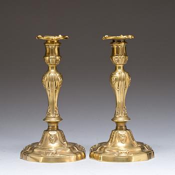 LJUSSTAKAR, ett par, mässing. Louis XV, 1700-tal.
