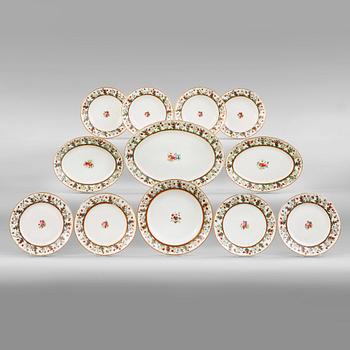 1365. A French part dinner service, Paris, 19th Century. (31pieces).