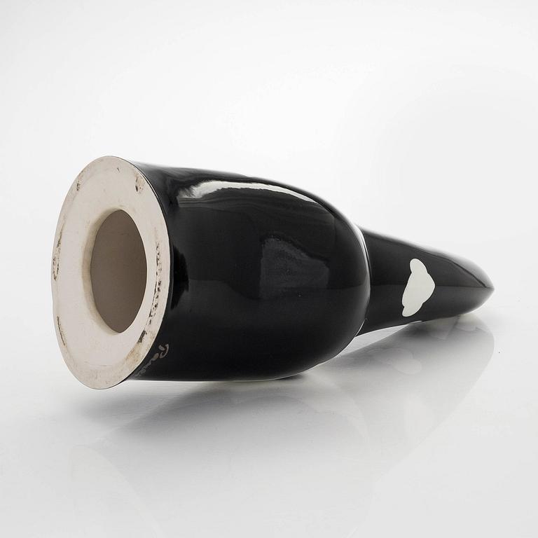 Pauli Vuorisalo, veistos, posliinia, signeerattu PV, 7/-90 Arabia Finland.