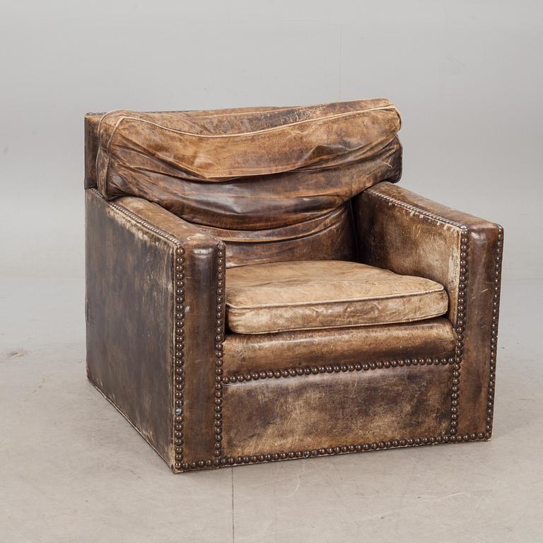 FÅTÖLJ, läder. 1900-tal.