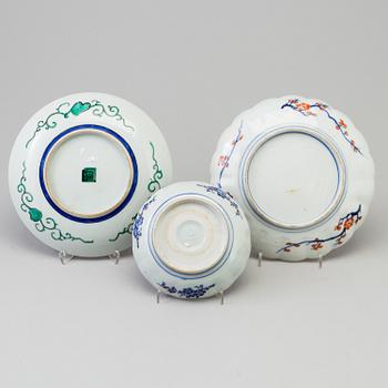 Six famille rose and imari dishes, Japan, late 19th/20th century.
