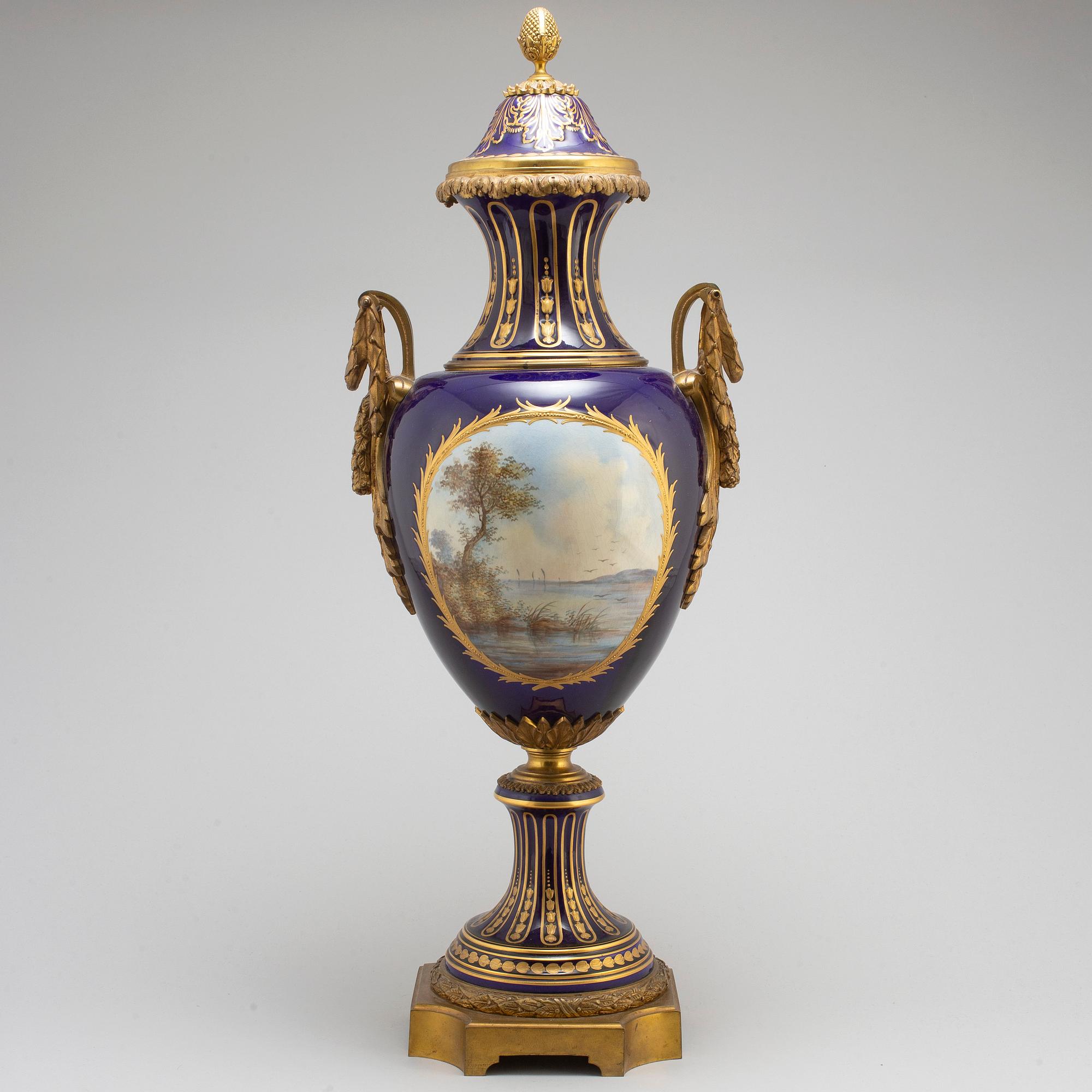 PRAKTURNA, porslin, brons, Sevresliknande märke, 1900-talets första hälft.