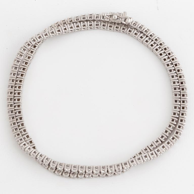 Brilliant-cut diamond tennis bracelet.