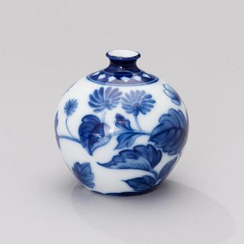 A signed porcelain vase, Arabia, Finland 1928-1932.