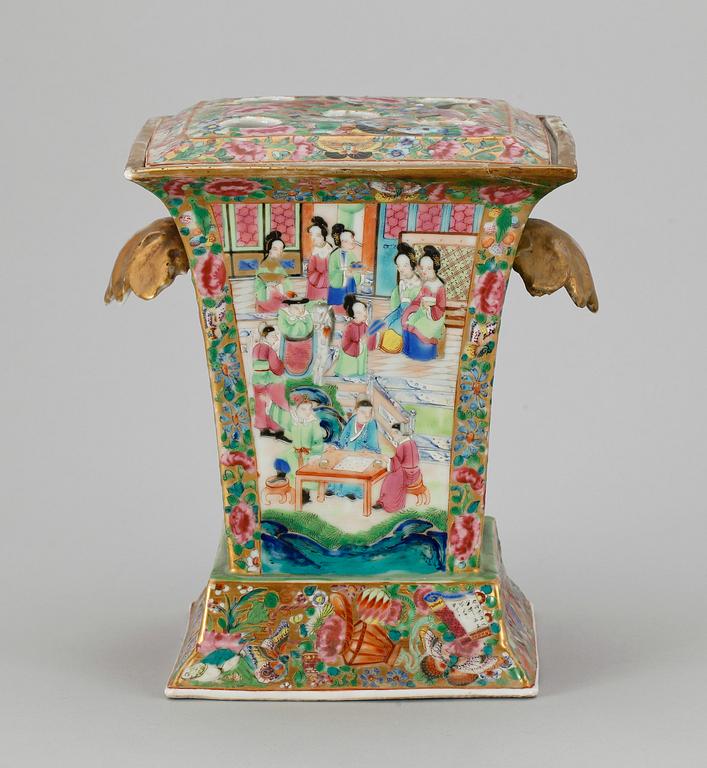 TULPANVAS, porslin. Kina, Kanton, 1800/1900-tal.