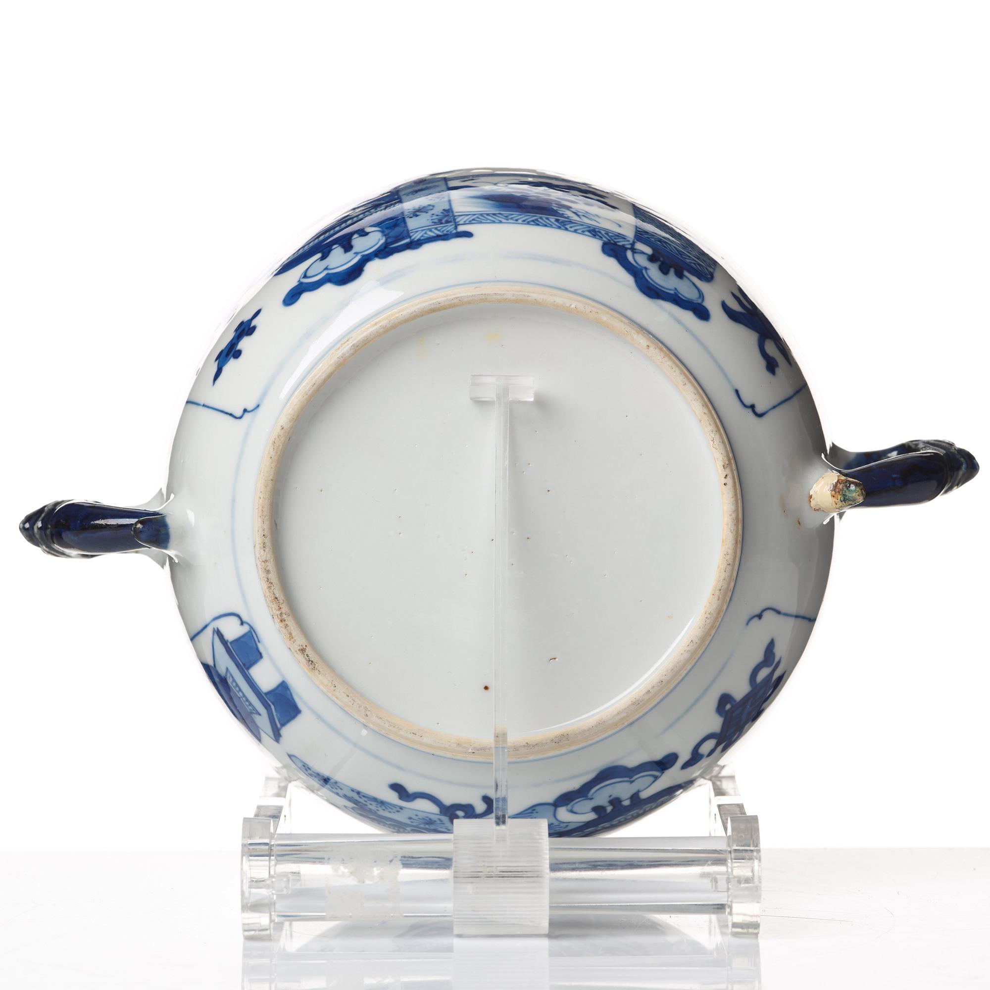 A blue and white tureen with cover, Qing dynasty, Kangxi (1662-1722).