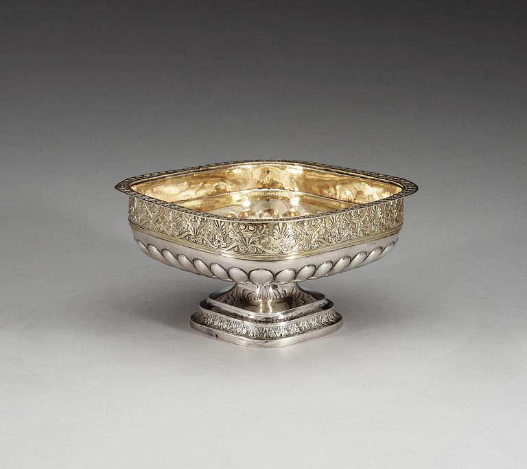 A Russian 19th century parcel-gilt bowl, unidentified makers mark, Moscow 1831.