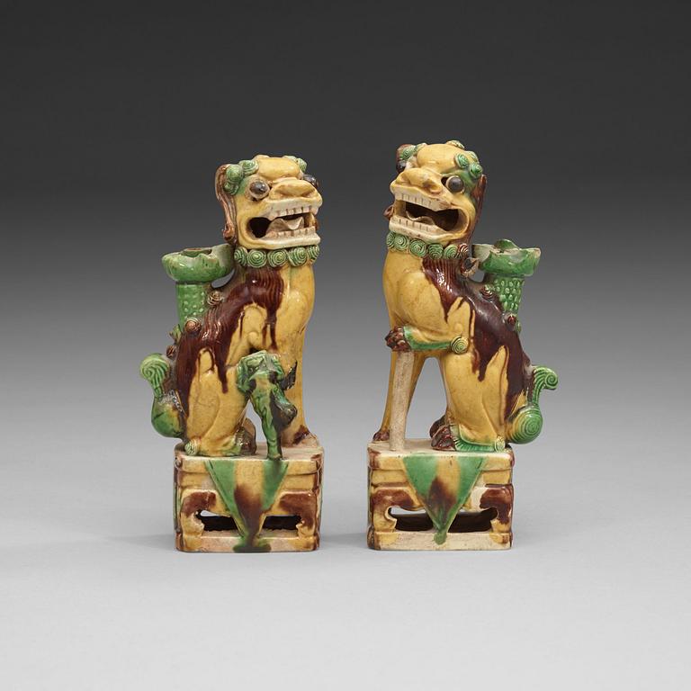 RÖKELSEKAR, ett par, biskviporslin. Qing dynastin, Kangxi (1662-1722).