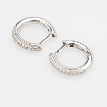 Örhängen, ett par, 18k vitguld med diamanter.