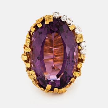 1014. An 18K gold and platinum ring set with an amethyst and round brilliant-cut diamonds.