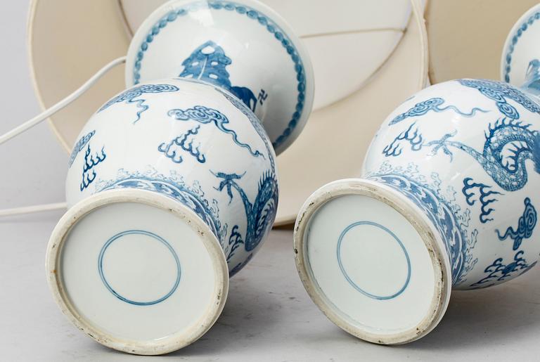 BORDSLAMPOR, ett par, porslin, Kina 1900-tal.