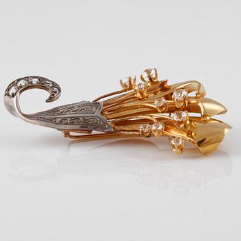 BROSCH, 18K guld samt silver med fasettslipade vita stenar, Wilhelm Harbeck, Stockholm, 1948. Vikt 15,5 gram.