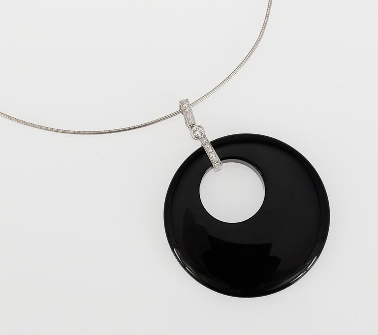 COLLIER, onyx med 11 briljantslipade diamanter, tot. 0.30 ct.