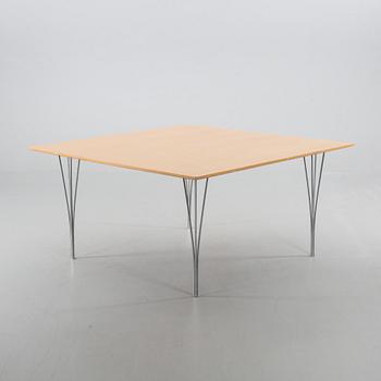 A FRITZ HANSEN TABLE. MADE IN DENMARK 1983.