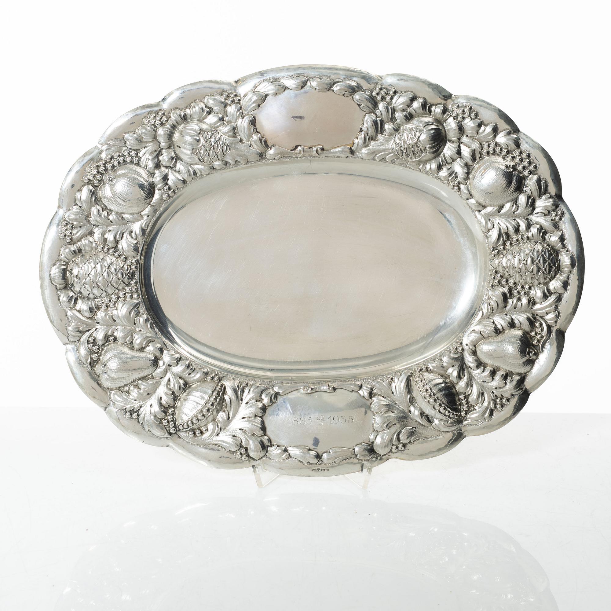 Presenterfat, silver, barockstil, Silvervarufabriken J Grönroos, Kristianstad 1935.