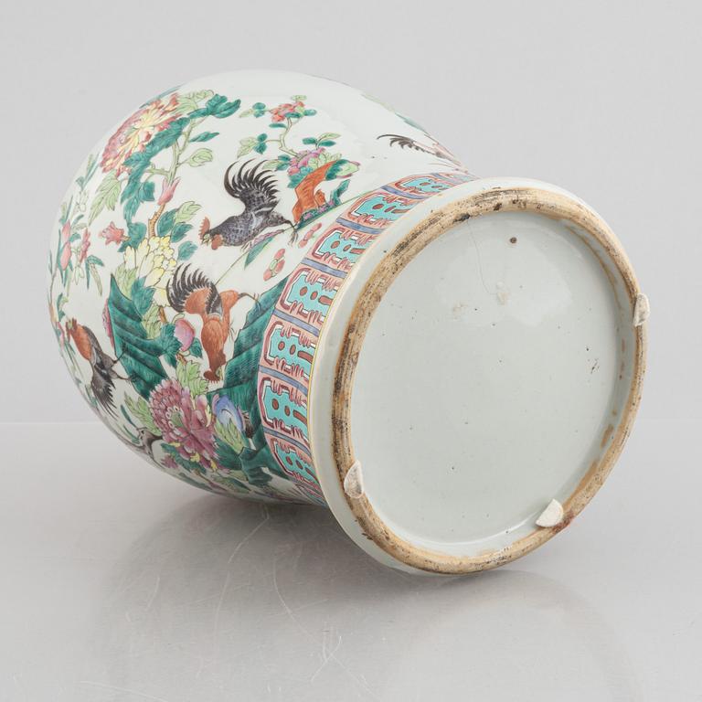 A famille rose 'rooster' jar with cover, Qing dynasty, circa 1900.