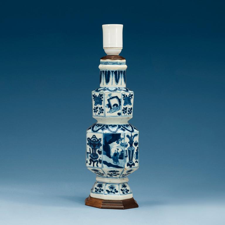 A blue and white vase, Qing dynasty, Kangxi (1662-1722).