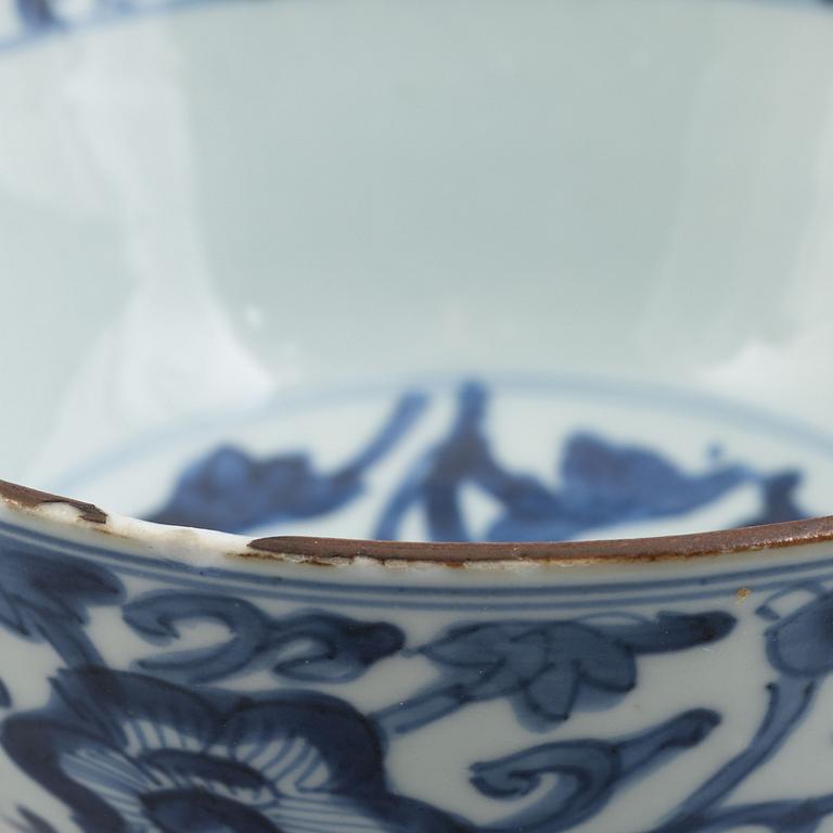 A pair of blue and white porcelain bowls, Qing dynasty, Kangxi (1662-1722).